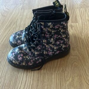 Dr. Martens Delaney floral girls boots